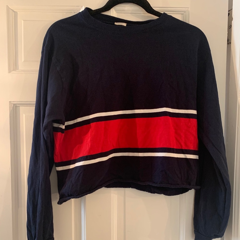 Cropped long sleeve t-shirt.